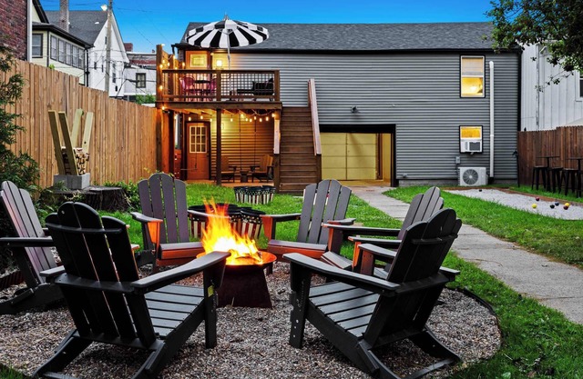 The Daisy Carriage House: Luxe Stay w/ Game Room