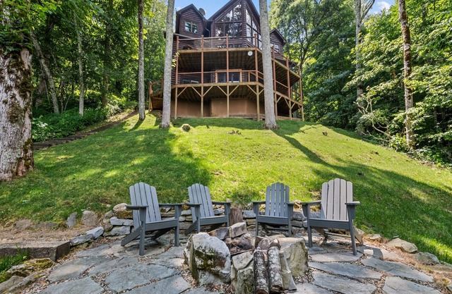 The Dancing Wolfs Lodge (anteriormente "Black Bear Lodge")