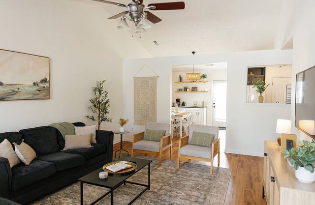 "The Dawning House" - Peaceful Modern Stay w/ Yard