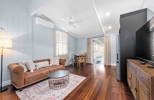 The Deck! 2 Bed/1 Bath/1 Car ~ New Farm