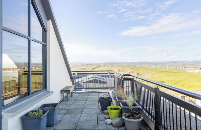 The Dell 18 - With golf course and sea views!