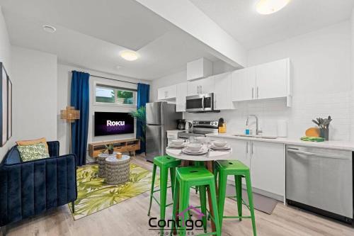 The Den, Centrally Located Suite, King Bed, WiFi!