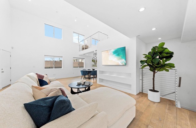 Luxurious 3BD Penthouse Retreat in Prime Santa Monica!