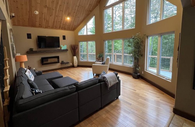 The DO LIFE Waterfront 4-Bedroom Vacation Home