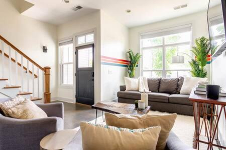 The Dogwood House - Minutes to Downtown & Opry