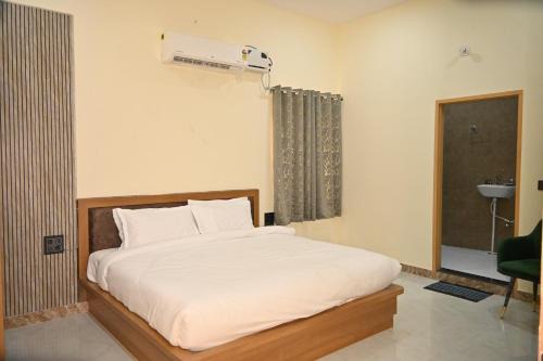 The Dollar Hotel & Resort