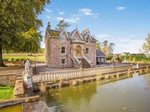 The Doune, Luxury Traditional Country House with hot tub