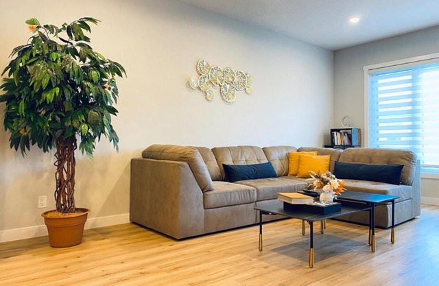 The Downtown Oasis - A Spacious Family Friendly 3 Bedroom House Close to Everything