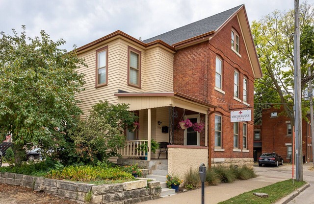 The Dubuque House - Historic Downtown Location