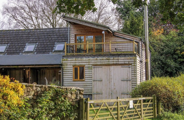 THE DUCKHOUSE, pet friendly, with open fire in Stiperstones