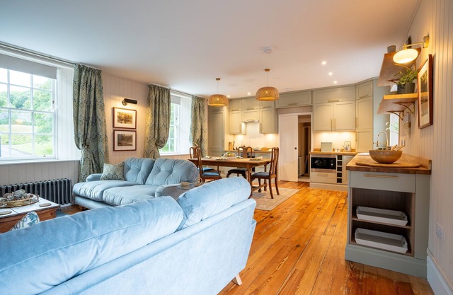 The Earls Library - an apartment that sleeps 4 guests in 2 bedrooms