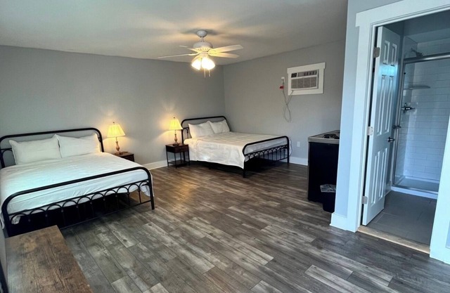 The East Bay Inn Room 5 - Cozy hotel in brilliant Panama City with AC, WiFi