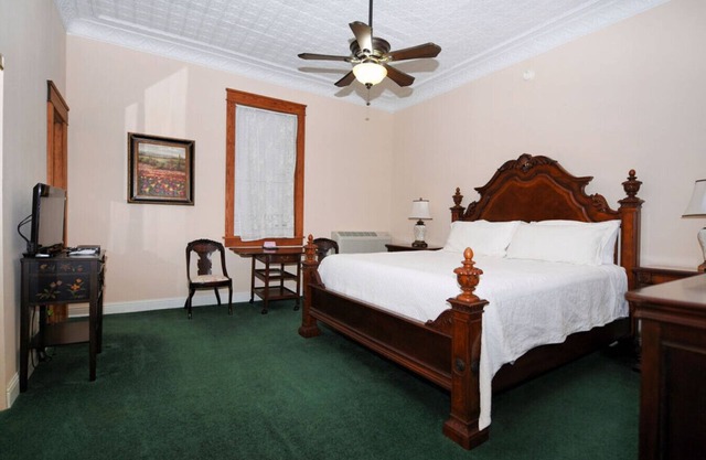 The Eastland Historic Hotel- Imperial Room
