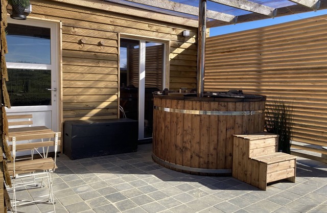 The Eddy Lodge, a tiny house with a view of nature and a Nordic bath