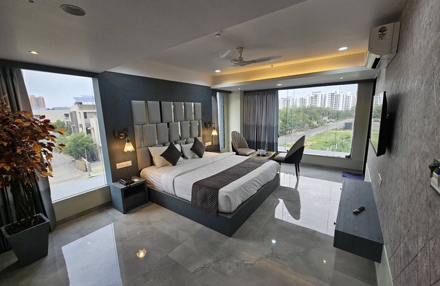 THE EIFFEL HOTEL & BANQUET