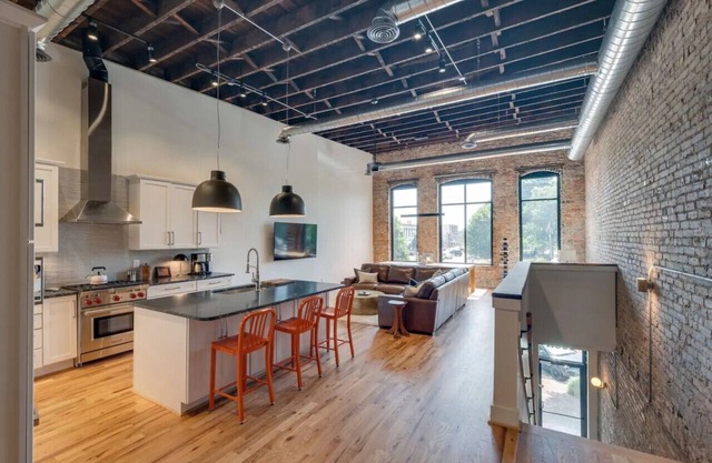 LOFT DE LUJO DE 2 HAB/2 BAÑOS EN LA HISTÓRICA PLAZA DE FAYETTEVILLE