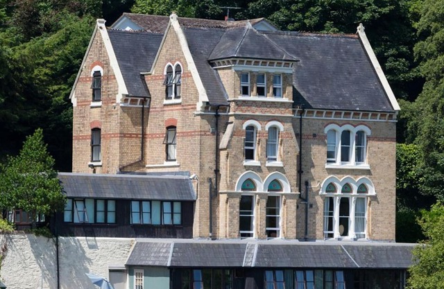 The Elmfield, 8 Bed Villa with heated indoor Swimming Pool and Cocktail Bar