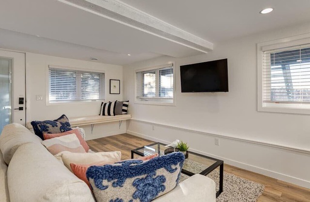 "The Emerald" In Inglewood Sleeps 4- Lower Suite
