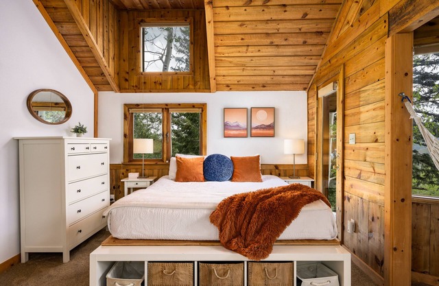 The Evergreen Castle - 4 bedrooms / 1.5 bathroom / Sleeps 8 / with Sauna