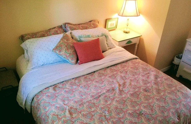 The Eyrie - Peaceful sanctuary steps from the beach and provincial park!