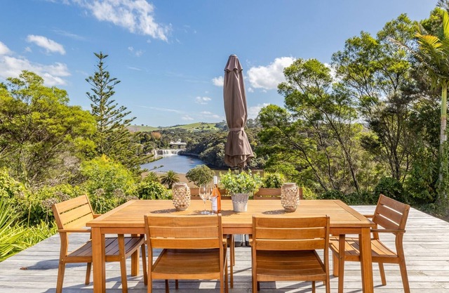 THE FALLS VIEW - HARURU FALLS HOLIDAY HOME in Haruru Falls