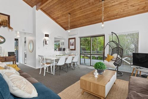 The Family Bach - Cable Bay Holiday Home