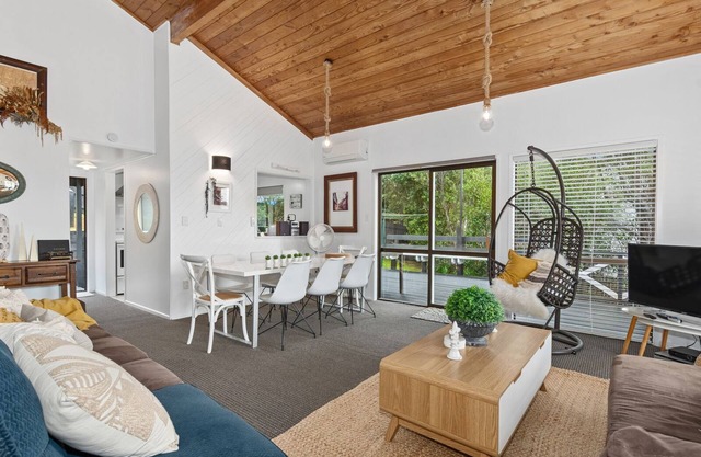 The Family Bach – Cable Bay Holiday Home
