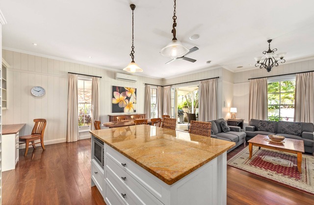 The Family Getaway ~ 3 Bed/2 Bath/1Car ~ Wooloowin