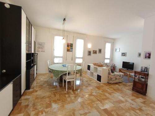 The Family Haven, semi-central & large suite, with garage!