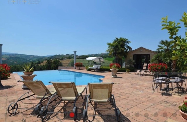 The Farmhouse @ Montelandi, sleeps 4, Swimming Pool, Beautiful Gdns,