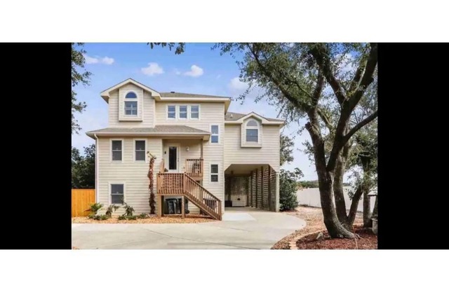 The Farmers Sun Private pool, hot tub, golf course views, minutes from the beach
