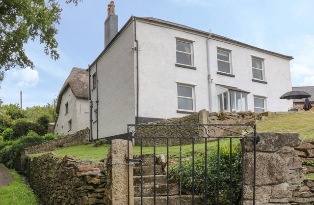 THE FARMHOUSE, family friendly, with pool in Okehampton