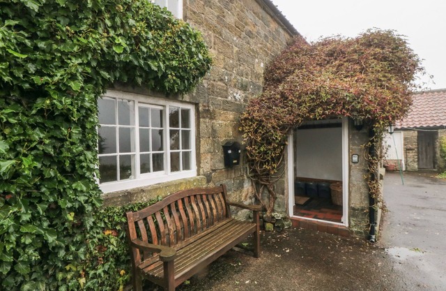 THE FARMHOUSE - LOW FARM, pet friendly, with open fire in Pickering