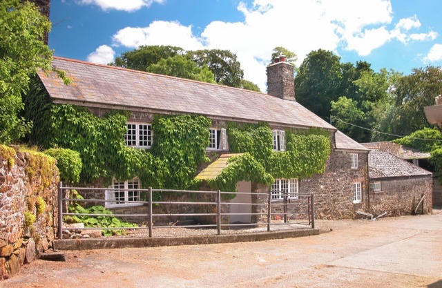 THE FARMHOUSE, pet friendly, character holiday cottage in Lydford