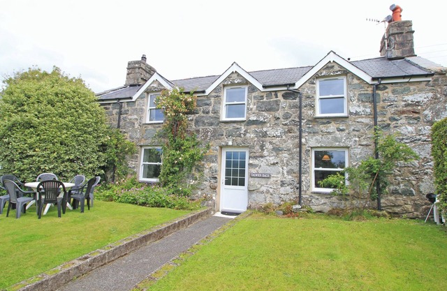 THE FARMHOUSE, pet friendly, country holiday cottage in Llanbedr