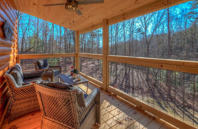 The Fawn at Deer Ridge - Escape to a King bed and dog yard-Get Away From It All!