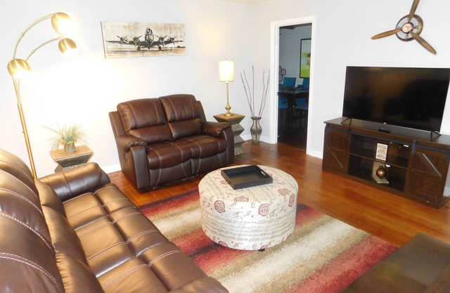 The Flight. 5 Bedroom Near Airport