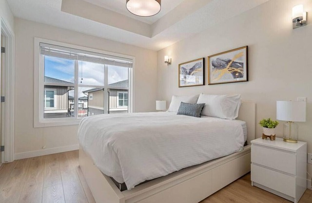 The Flight Lounge✈️ | Luxury townhome close to YYC
