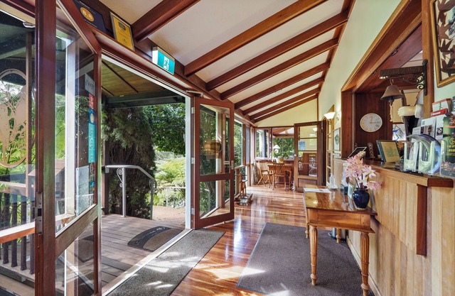 The Forest Lodge Homestead Cottage with Lake view, Romantic Stay
