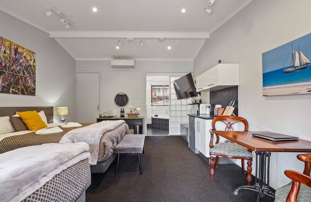 The Forest Studio Deluxe King Suite with Spa and Forest Hill Views