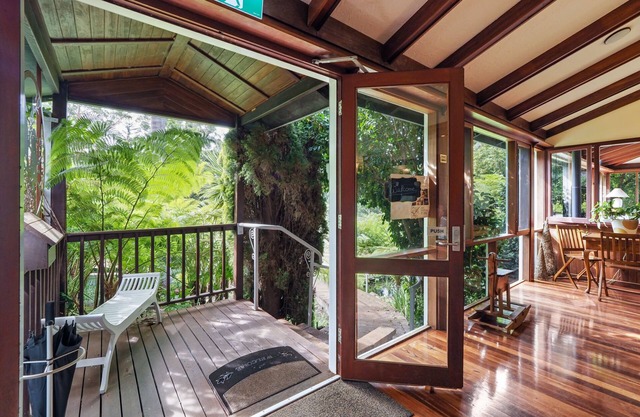 The Forest Studio King Suite w Kitchen and Forest Hill Views