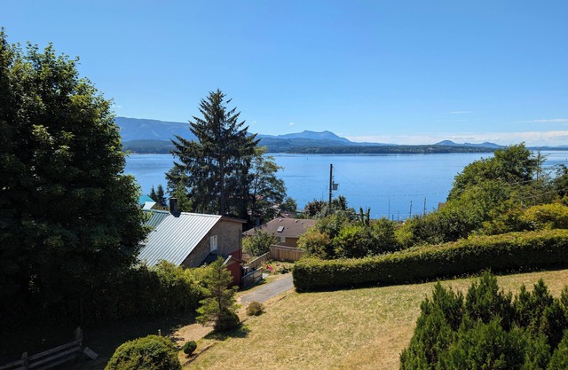 The Founder's Vista Suite | Spacious Ocean View Apartment with Full Kitchen