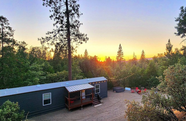The Fox Den~cabin near Bass Lake w/ a spa, fire pit, king bed & forest access