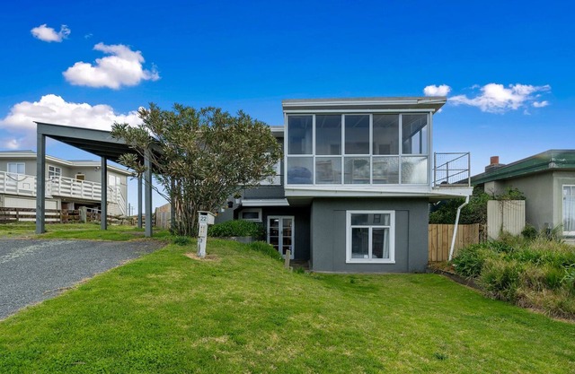 THE FOX DEN – FOXTON BEACH HOLIDAY HOME, pet friendly in Foxton