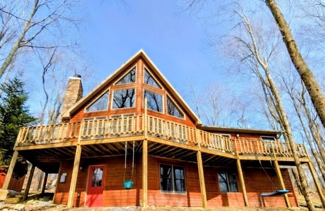 The Fox Den - cabin with hot tub and a/c!