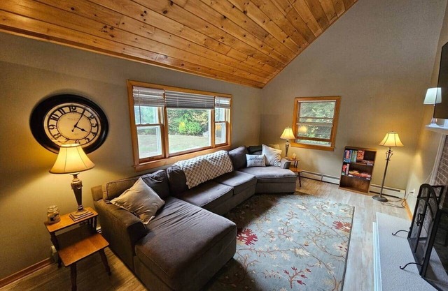 The Fox Den w/Hot Tub, Pool & Lake