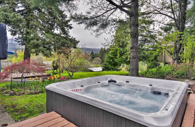 ‘The Fusion’ Retreat on 4 Acres: Hike On-Site!