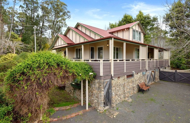 THE GABLES - Beautiful country home in the heart of Marysville