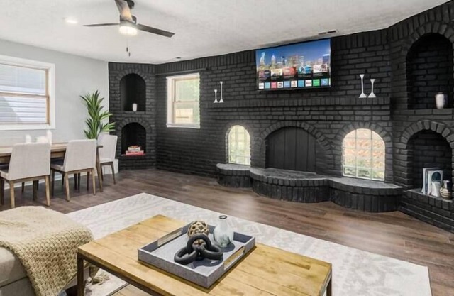 The Gahanna Cabana - Hot Tub! - Large 5 BR Home!