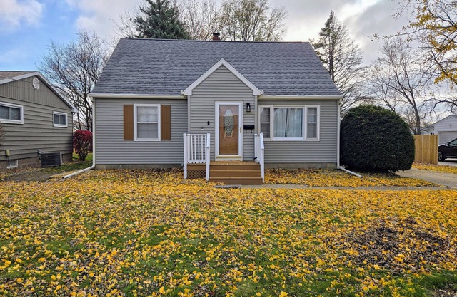 The Galesburg Escape! King bed, Pet friendly, Game room